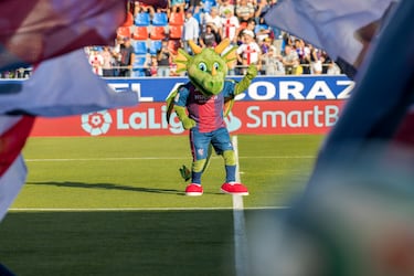 Desde 2019, 'Dragonés' acompaña a equipo en El Alcoraz todas las semanas. Su nombre combina lo que es, un dragón, con el gentilicio de la provincia de Aragón, aragonés. Tiene especial conexión con los niños, ya que comparte con ellos el sueño de vestir la camiseta del Huesca y marcar un gol en su estadio.