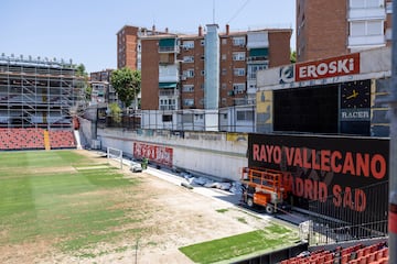 El temporada 25/26 el conjunto madrileño jugará en la Conference League. Por ello, una delegación de la UEFA ha inspeccionado el estadio de Vallecas. Los han revisado la grada, carpeta en mano, acompañados por diferentes empleados del club rayista. Según la norma, el campo debe pertenecer a la categoría 4 y el mayor inconveniente para conseguirlo son las las dimensiones del terreno de juego.