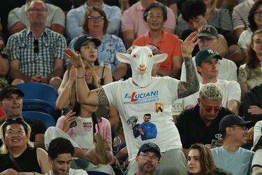 Un aficionado con una máscara de cabra muestra su apoyo en el partido de cuartos de final de individuales masculinos entre Carlos Alcaraz y Novak Djokovic.