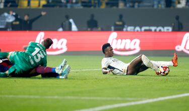 Otro pase al espacio que rompe muy bien Rodrygo, el cual se planta dentro del área y pone la asistencia para su compatriota Vinicius, que firma el 2-0 con su doblete yendo al suelo para empujar el balón al fondo de la portería.