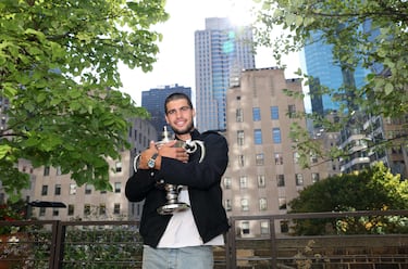 Posado en la Plaza Rockefeller con el trofeo individual masculino tras su victoria sobre el italiano Jannik Sinner.