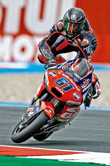 A modo de tabla de surf sobre la Boscoscuro del JMotor-Frinsa-MSI, Eric Fernández sortea una de las dificultades del GP de los Países Bajos en el circuito de Assen. El piloto  español acabó la jornada de los entrenamientos libres en la posición 27ª.