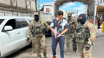 Julio César Chávez Jr., escoltado en su deportación a México.