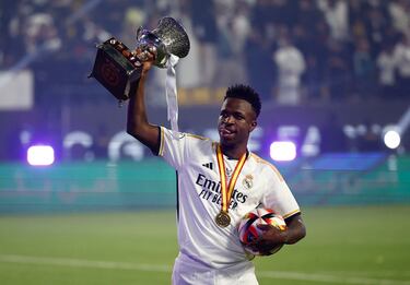 Vinicius, el protagonista de la final, levantando el trofeo de la Supercopa de España.