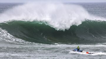 Valentín Hutado "Pana" (jet ski) y Jorge Martínez (surfista) contemplando una ola gigante rompiendo en la zona de La Vaca, Santander, Cantabria, España, el jueves 23 de marzo del 2023, durante un campeonato de surf.