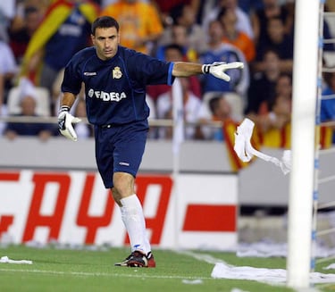 El exportero de Valencia, Villarreal, Albacete, Atlético, Deportivo de La Coruña y Levante estuvo retirado durante diez meses cuando le diagnosticaron un cáncer de testículo en el año 2002. Tras su recuperación, en enero de 2003, volvió a defender la portería coruñesa.