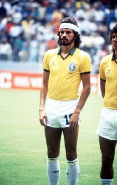 El centrocampista brasileño era conocido como 'El Doctor' por su licenciatura en Medicina que obtuvo a los 23 años en 1977 en la Universidad de São Paulo, Brasil.  