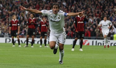 Raúl González Blanco es una leyenda del fútbol español. El delantero debutó casi imberbe en el Real Madrid donde jugó y marcó infinidad de goles desde 1994 hasta 2010. Incluso con Cristiano Ronaldo y Lionel Messi en activo, mantuvo durante años el récord de máximo goleador de la Liga de Campeones, aunque sus 71 tantos aún le mantienen tercero en la lista. Un goleador nato y estrella del Real Madrid dominador de finales de los 90 y principios de los 2000. Historia de la Roja con 102 partidos y 44 goles, que le sitúan entre los máximos artilleros nacionales. Dos veces máximo goleador de LaLiga. Palmarés: Tres Champions, seis Ligas, una Copa Alemana, dos Intercontinentales, cuatro Supercopas de España, una Supercopa de Europa, una Supercopa de Alemania, un campeonato de la NASL y una Liga qatarí.