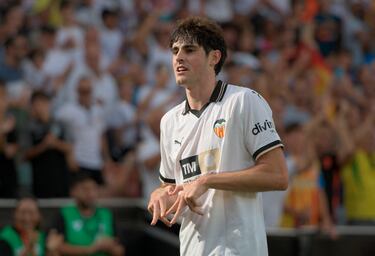 El centrocampista del Valencia, Javi Guerra, celebra el 3-0 al Atlético de Madrid. 