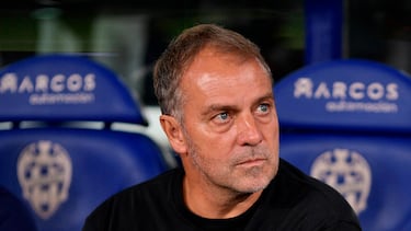 Soccer Football - LaLiga - Levante v FC Barcelona - Esatdio Ciudad de Valencia, Valencia, Spain - August 23, 2025 FC Barcelona coach Hansi Flick before the match REUTERS/Pablo Morano