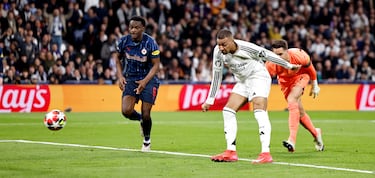 3-0. El portero del Salzburgo, Janis Blaswich, se lía con el control del balón en el área pequeña y Kylian Mbappé atento, le roba la posesión y marca a placer el tercero del conjunto blanco.