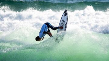 El surfista Ruben Vitoria surfeando una ola en Costa da Caparica (Portugal) en mayo del 2021.