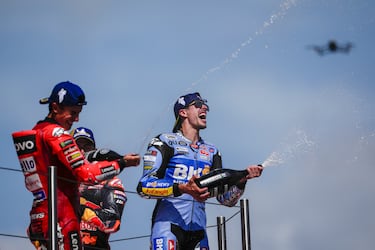  Los hermanos Márquez celebran su primer y segundo puesto en el Gran Premio de Cataluña. Junto a ellos en el podio, el piloto italiano Enea Bastianini que terminó en tercera posición.
