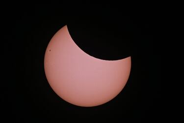 Un eclipse solar parcial se produce antes del partido de cuartos de final de la Emirates FA Cup entre el Brighton & Hove Albion y el Nottingham Forest en el Amex Stadium.
