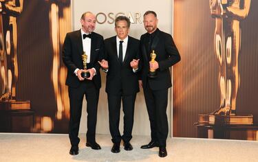 Nathan Crowley y Lee Sandales posan con el Oscar al mejor diseño de producción gracias a los enormes decorados de la película 'Wicked'. En la imagen con el actor Ben Stiller.