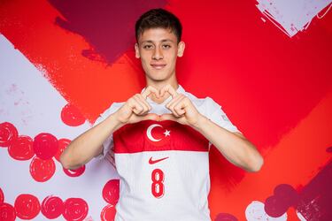 Mediocentro ofensivo | Valor de mercado: 30 M€ | Un jugador diferente, le costó arrancar en el Madrid pero en lo que jugó después dejó muestras de su calidad. Un prodigio técnico que con Turquía tendrá libertad absoluta.