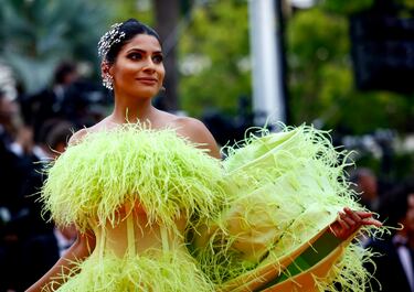 Farhana Bodi posa para los fotógrafos a su llegada a la ceremonia de apertura del 76º festival internacional de cine de Cannes.