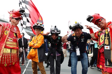 La afición japonesa de la Fórmula 1 es bien conocida por su pasión y entrega tanto a los pilotos como a los
equipos del Mundial. Como ejemplo, esta captura en la que un grupo de seguidores muestra sus vestimentas durante el sábado 6 en Suzuka. Cualquiera diría que también hay competición por ver quién es el fan más ingenioso...