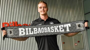 GRAFCAV8016. BILBAO (BIZKAIA), 13/08/2020.- Presentación del base sueco Ludde Hakanson, nuevo jugador del RETAbet Bilbao Basket para la nueva temporada 2020-2021. EFE/Miguel Toña
