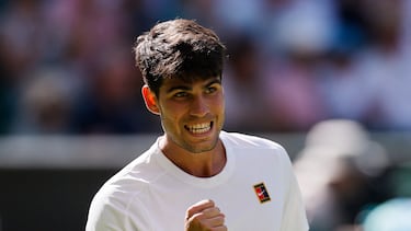 Carlos Alcaraz celebra un punto ante Fognini en Wimbledon.