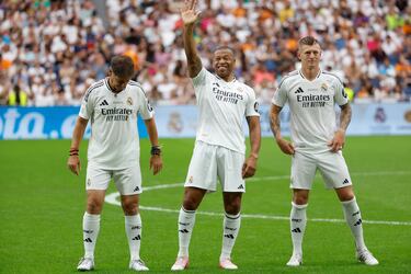 Toni Kroos, Julio Baptista y Alfonso Pérez saludan antes del partido benéfico de leyendas XII Corazón Classic Match Real Madrid-Borussia Dortmund.