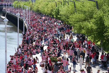 Cientos de seguidores esperan el paso de la Gabarra con los jugadores del Athletic.