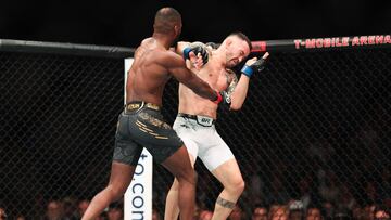 Leon Edwards y Colby Covington durante la disputa por el título del peso welter en el UFC 296.