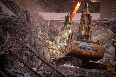 Los equipos de rescate trabajan incansablemente entre los escombros de un rascacielos derrumbado en el distrito de Chatuchak de Bangkok, tras el terremoto del 29 de marzo de 2025.