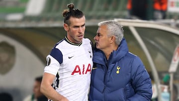 Soccer Football - Europa League - Group J - PFC Ludogorets Razgrad v Tottenham Hotspur - Ludogorets Arena, Razgrad, Bulgaria - November 5, 2020 Tottenham Hotspur's Gareth Bale with manager Jose Mourinho after being substituted REUTERS/Stoyan Nenov