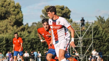 Enol disputa un balón con un jugador del Teruel.