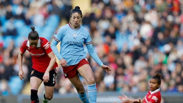 Soccer Football - Women's Super League - Manchester City v Manchester United - Etihad Stadium, Manchester, Britain - December 11, 2022 Manchester United's Ona Batlle in action with Manchester City's Leila Ouahabi Action Images via Reuters/Jason Cairnduff