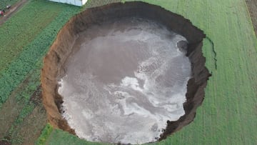Captan el momento en el que se abre un socavón gigante de 60 metros en México