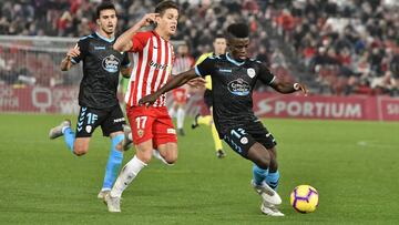 Ramón Azeez controla el balón durante un partido entre la UD Almería y el CD Lugo.