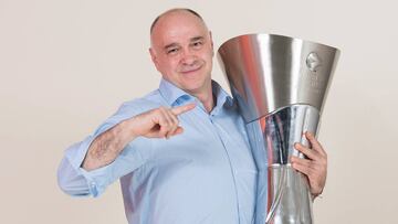 Pablo Laso, con el trofeo.