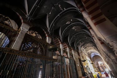 Tejado ennegrecido por el paso del humo genenrado en el incendio en la Mezquita de Córdoba.