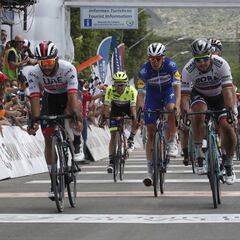 Fernando Gaviria vuela al sprint y gana por delante de Sagan