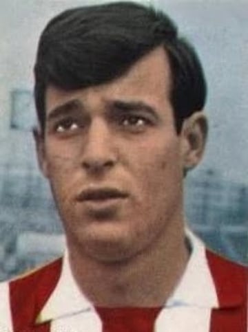 Correa jugó en Las Palmas durante tres temporadas entre 1964 y 1967. Vistió la camiseta del Atlético de Madrid durante cinco temporadas desde 1967 hasta 1972.