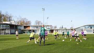 Claudio Giráldez dirige un entrenamiento del Celta en la ciudad deportiva Afouteza.