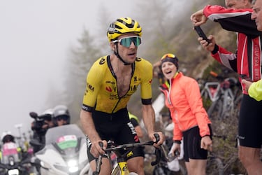 Llegado el sterrato, la maglia rosa ya estaba en manos de Yates de forma virtual sacándole cada vez más tiempo a Del Toro y Carapaz.