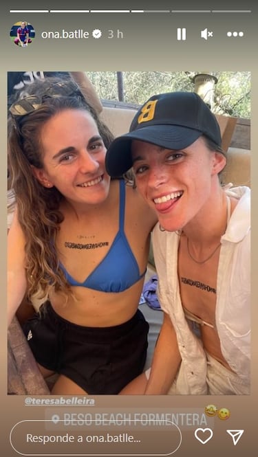 Jenni y Alexia lucen sus calcomanías: “No hay verano sin beso”