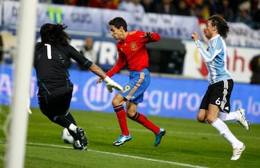 En noviembre de 2014 Vicente del Bosque le hizo debutar con la Selección Española en un partido amistoso ante Argentina.
