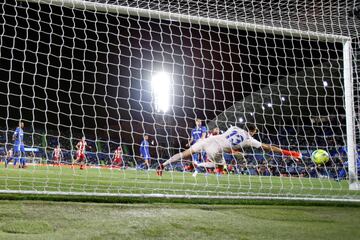 1-2. Luis Suárez marca el segundo gol.