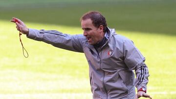 Arrasate dirigiendo un entrenamiento