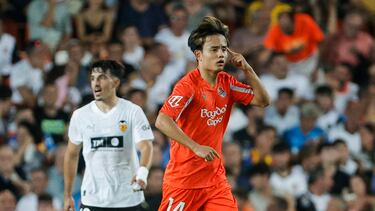 VALENCIA, 16/08/2025.- El centrocampista de la Real Sociedad Take Kubo celebra tras anotar el gol del empate, durante el partido de la primera jornada de LaLiga entre Valencia CF y Real Sociedad, este sábado en el estadio de Mestalla, en Valencia. EFE/ Manuel Bruque