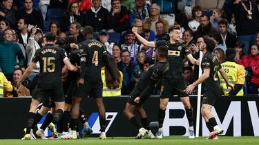 Los jugadores del Valencia celebran su victoria en el partido de LaLiga ante el Real Madrid.