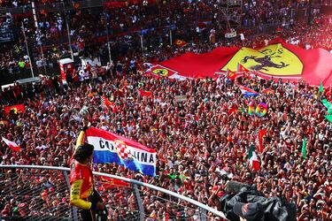 Quizá, una de las espinitas más grandes con la que Carlos se ha ido de Ferrari sea el no haber ganado el gran premio de casa para Ferrari en Italia, pero tuvo dos momentos vibrantes allí para celebrar con los tifosi. El primero, en 2022, cuando firmó una de sus mejores remontadas tras salir 18º y acabar cuarto (y pudo incluso subir al podio si el Safety Car no hubiese arruinado el final). Y el segundo llegó al siguiente año en forma de pole otra vez por la mínima sobre Verstappen (0.013) y Leclerc (0.067), pero en carrera los Red Bull fueron imparables. Al menos, pudo salvar el podio tras un duelo tremendo con su compañero que “estuvo al límite”.