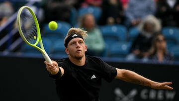 Davidovich trata de alcanzar una bola en Eastbourne.