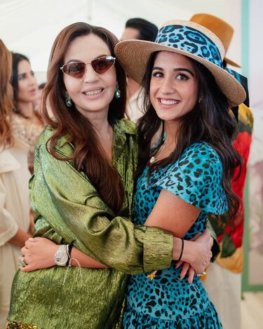 Nita Ambani, esposa de Mukesh Ambani, presidente de Reliance Industries, abraza a Radhika Merchant, hija del industrial Viren Merchant, durante las celebraciones previas a la boda.