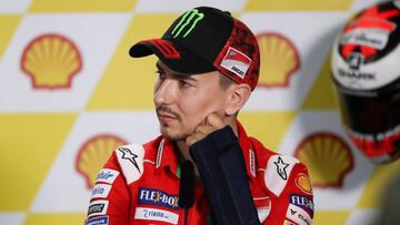 EPA3604. SEPANG (MALAWI), 01/11/2018.- El piloto español de MotoGP Jorge Lorenzo (Ducati) luce una muñequera en la mano izquierda tras la operación a la que fue sometido recientemente, durante la rueda de prensa de pilotos celebrada en el circuito de Sepang, donde este fin de semana se disputa el Gran Premio de Malasia de MotoGP, hoy, 1 de noviembre de 2018. EFE/ Fazry Ismail