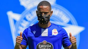 Claudio Beauvue, promociando una mascarilla solidaria.
